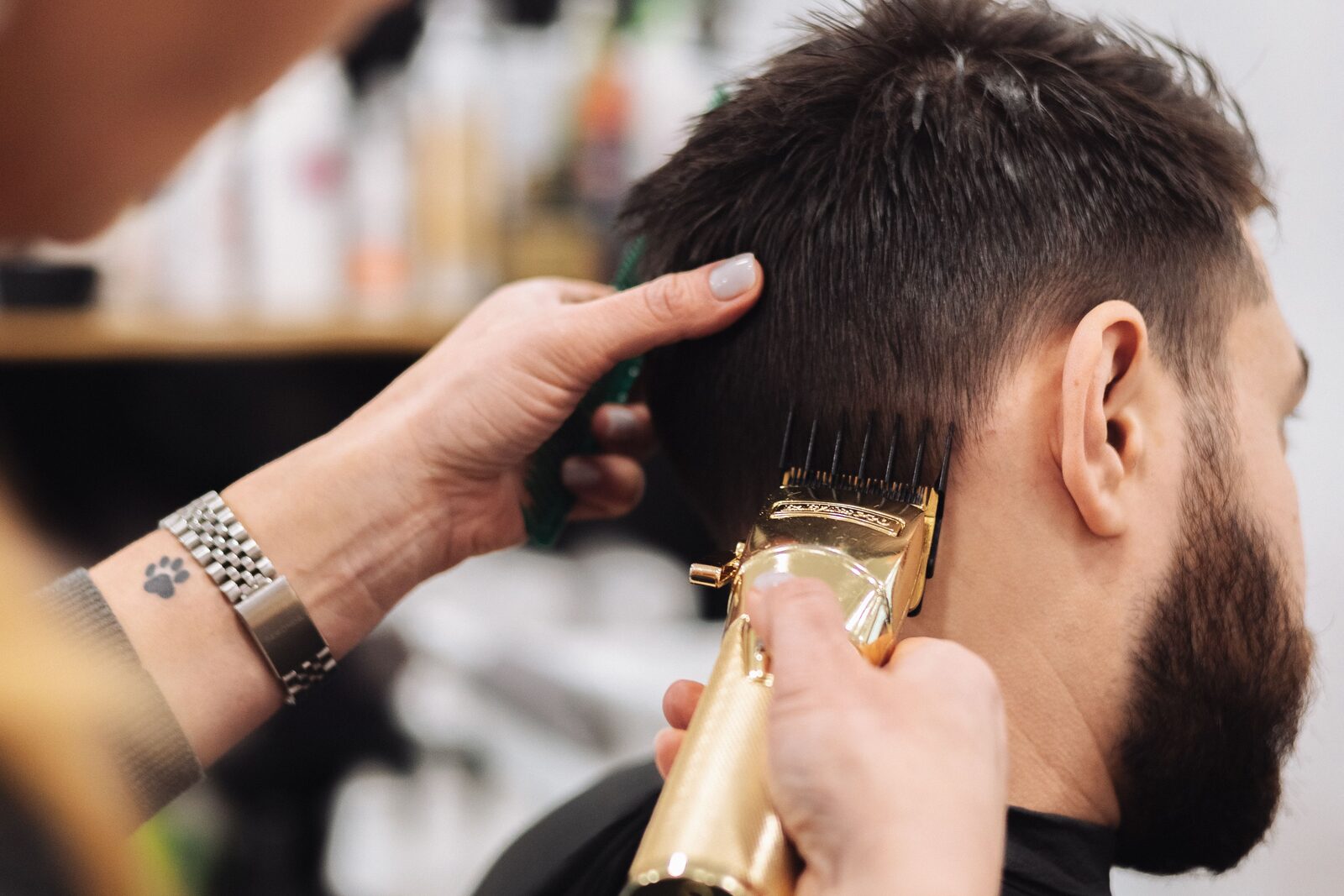 Coiffeur dégradant les cheveux d'un client à la tondeuse